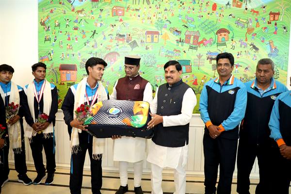 मुख्यमंत्री डॉ. यादव से पदक विजेता हॉकी खिलाड़ियों ने की भेंट