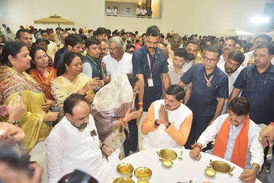 कैलाश की भुट्टा पार्टी में मोहन की मौजूदगी