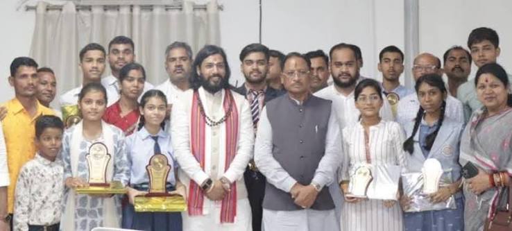 मुख्यमंत्री विष्णुदेव साय ने मेधावी विद्यार्थियों का किया सम्मान