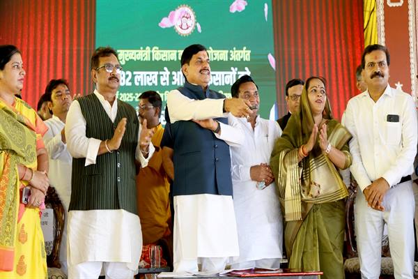 मुख्यमंत्री ने जैविक, हाईटेक खेती और खाद्य प्रसंस्करण के लिए किसानों को किया सम्मानित