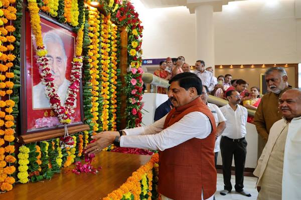 मुख्यमंत्री डॉ. यादव ने पूर्व मुख्यमंत्री स्व. जोशी जी की जयंती पर किया नमन