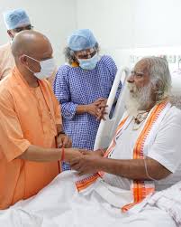मुख्यमंत्री योगी आदित्यनाथ ने जाना महंत नृत्य गोपाल दास का हालचाल