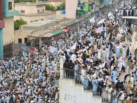 29वें दिन भी पाकिस्तान सरकार के खिलाफ सड़कों पर उतरे हजारों लोग