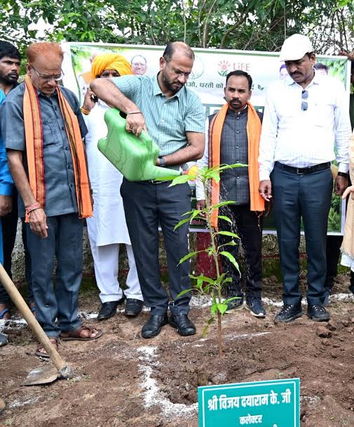 ‘‘एक पेड़ मां के नाम 3.0’’ अभियान को मुख्यमंत्री विष्णुदेव साय के नेतृत्व में  मिल रहा जन-जन का साथ