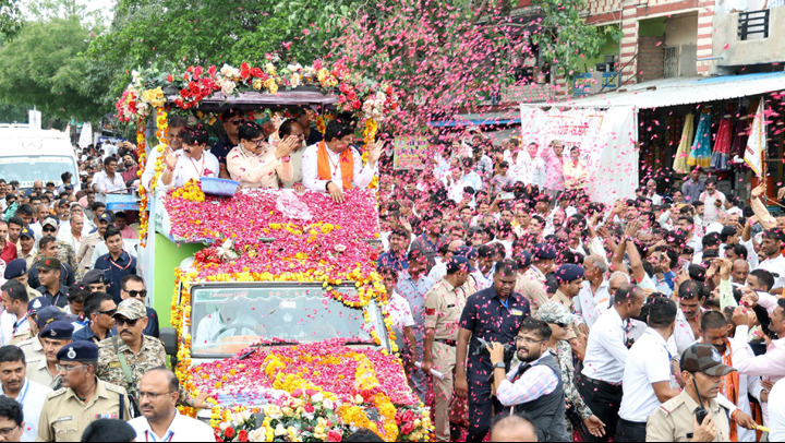 रोड शो में मुख्यमंत्री डॉ. यादव ने किया अभिवादन, हुआ जगह-जगह भव्य स्वागत