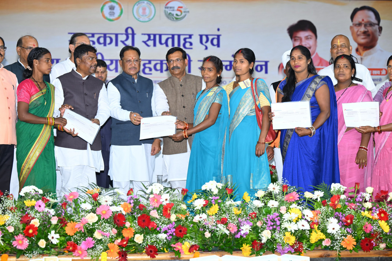 मुख्यमंत्री विष्णुदेव साय ने जशपुर के वन धन विकास केंद्र पंचक्की की महिला स्व-सहायता समूह को किया सम्मानित
