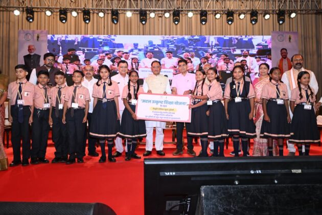 मुख्यमंत्री ने श्रमिक परिवारों के प्रतिभाशाली बच्चों का किया सम्मान, साथ बैठकर किया भोजन