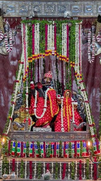 कृष्ण जन्मोत्सव की तैयारियों ने पकड़ी रफ्तार, मंदिरों में सजेगा कान्हा का दरबार