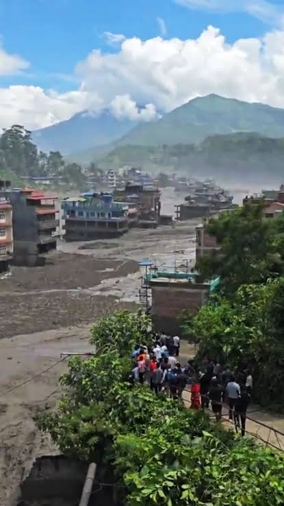 बाढ़ से बेहाल नेपाल की मदद को भारत आगे, एयरफोर्स ने भेजी राहत सामग्री