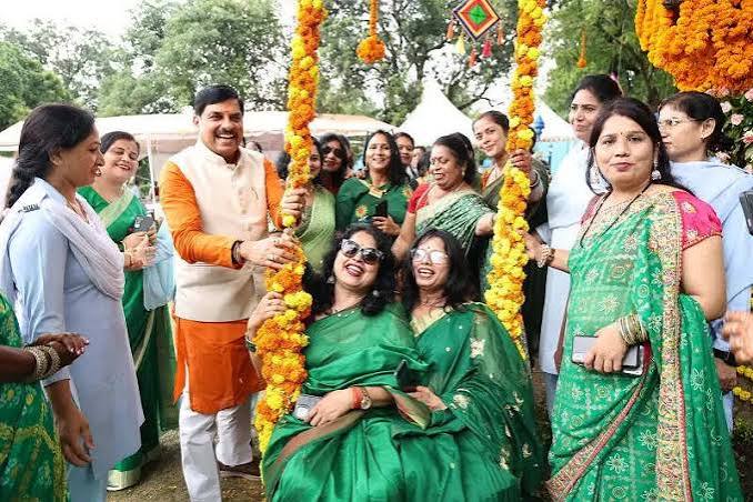महिला जन प्रतिनिधियों ने मुख्यमंत्री निवास में मनाया सावन का उत्सव, दिखी लोक संस्कृति की झलक