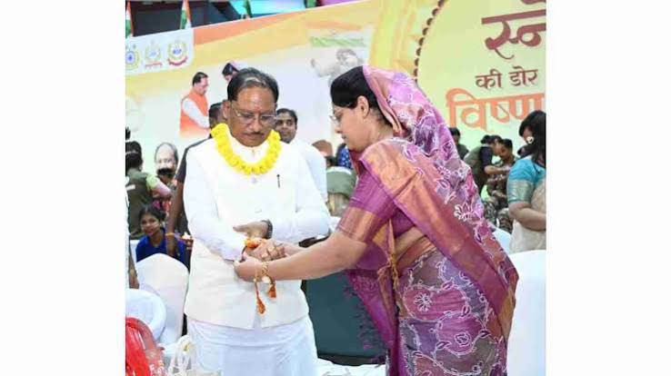 शहीद परिवार से मिले CM साय, पत्नी ने बांधी राखी तो भावुक हुए मुख्यमंत्री