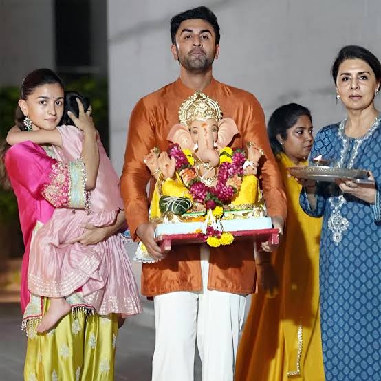 सितारों के घर जश्न का माहौल, रणबीर-आलिया और दीपिका-रणवीर की खबरों ने खींचा ध्यान