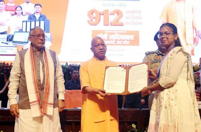 912 युवाओं को मिली सरकारी नौकरी, CM योगी ने नियुक्ति पत्र बांटकर दिया बड़ा संदेश