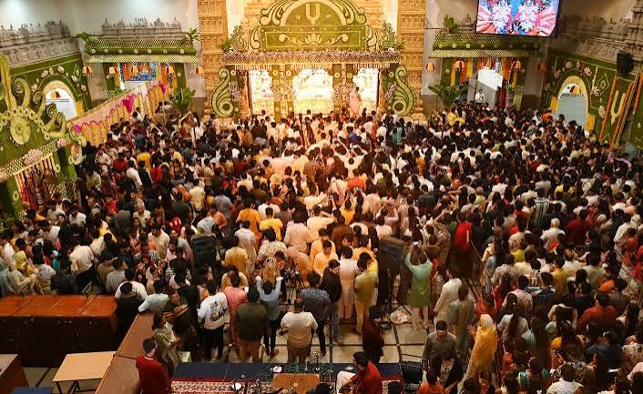 कृष्ण जन्मोत्सव के बाद मंदिरों में उमड़ा आस्था का सैलाब, मथुरा-वृंदावन में भक्तिमय माहौल