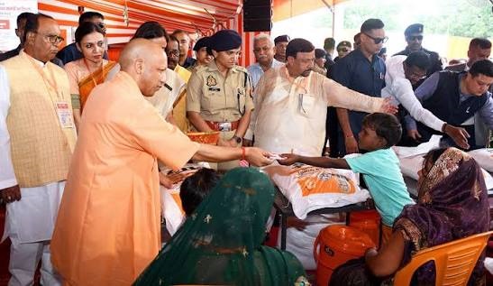 मुख्यमंत्री योगी आदित्यनाथ ने फर्रुखाबाद के बाढ़ प्रभावित क्षेत्रों का हवाई सर्वेक्षण कर पीड़ितों को राहत सामग्री वितरित की