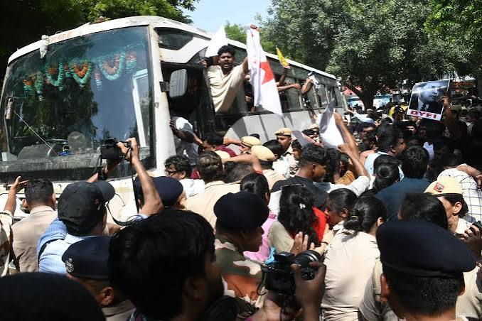 जंतर-मंतर पर CEC के खिलाफ प्रदर्शन, कई नेता हिरासत में; 12 मेट्रो स्टेशन बंद, इंटरनेट भी रोका गया