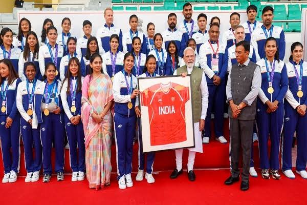 पीएम मोदी ने एशियाई खेलों के भारतीय खिलाड़ियों से की मुलाकात, बोले- खिलाड़ियों ने तिरंगे का मान बढ़ाया