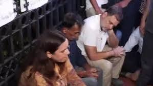 इंडिया गेट पर अंकिता के परिवार से मिले राहुल-प्रियंका, दुष्यंत गौतम को राज्यपाल बनाने के विरोध का मुद्दा उठा